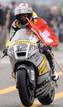 Thomas Luthi celebra con la bandera de su pa&iacute;s la victoria en Moto2.