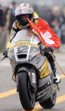 Thomas Luthi celebra con la bandera de su pa&iacute;s la victoria en Moto2.