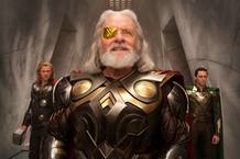 Thor (Chris Hemsworth), Od&iacute;n (Anthony Hopkins) y Loki (Tom Hiddleston) en una de las primeras im&aacute;genes promocionales de la pel&iacute;cula dirigida por Kenneth Branagh