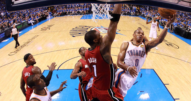 Russell Westbrook, de los Thunder, intenta encestar ante la oposici&oacute;n de Chris Bosh, de los Miami Heat.