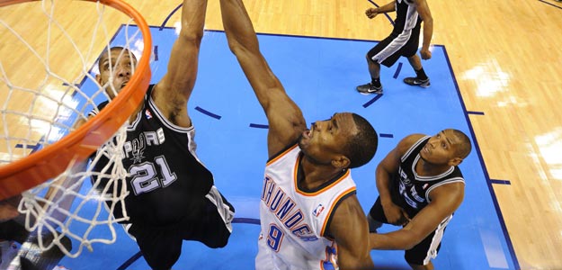Serge Ibaka salta para taponar el intento de canasta de Tim Duncan