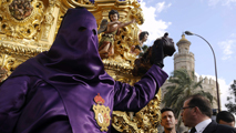 Ir al Video&nbsp;El tiempo da un respiro a las procesiones en el S&aacute;bado Santo