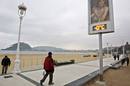 Un term&oacute;metro marca cero grados en el paseo de la playa de Ondarreta de San Sebasti&aacute;n, una de las numerosas ciudades afectadas por el temporal de fr&iacute;o y nieve que azota a numerosas zonas de la Pen&iacute;nsula.