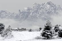 La nieve cubre Montserrat, una de las numerosas zonas de la Pen&iacute;nsula afectadas por el temporal de fr&iacute;o y nieve que azota buena parte de Europa.