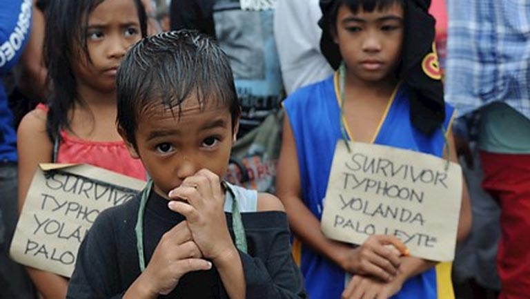 La población de las zonas más afectadas por el tifón Haiyan en Filipinas sufre hambre y sed