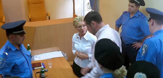 Yulia Timoshenko, la exprimera ministra de Ucrania, el pasado 5 de agosto de 2011 durante su detención en Kiev tras ser condenada a siete años de prisión por abuso de poder. Yulia Timoshenko, la exprimera ministra de Ucrania, el pasado 5 de agosto de 2011 durante su detención en Kiev tras ser condenada a siete años de prisión por abuso de poder.