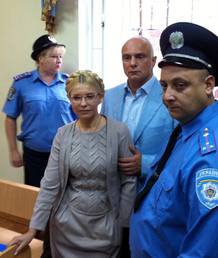 Timoshenko permanece ingresada en prisión preventiva el pasado 5 de agosto por desacato al magistrado que preside el juicio contra ella. Timoshenko permanece ingresada en prisión preventiva el pasado 5 de agosto por desacato al magistrado que preside el juicio contra ella.