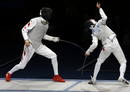 El tirador italiano Andrea Baldini (d) ante el chino Lei Sheng en la semifinal masculina individual de florete de los Juegos Ol&iacute;mpicos de Londres 2012.