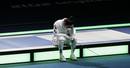 La tiradora surcoreana Shin A Lam no se movi&oacute; del escenario del combate despu&eacute;s de perder contra la alemana Britta Heidemann