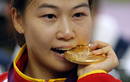 La deportista china Siling Yi celebra su medalla de oro en tiro deportivo en la modalidad de rifle con aire en los Juegos Ol&iacute;mpicos de Londres 2012.