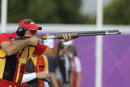 El tirador espa&ntilde;ol Jes&uacute;s Serrano dispara su rifle en la prueba de tiro ol&iacute;mpico en foso