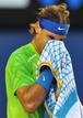 Nadal se seca con una toalla despu&eacute;s de un punto