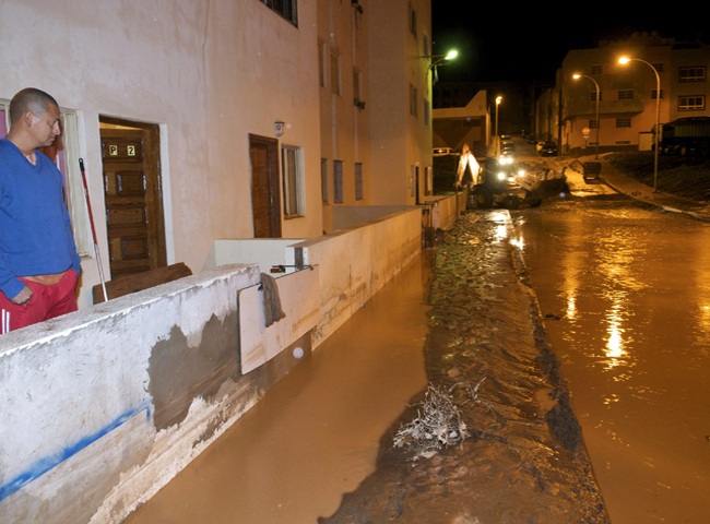 La lluvia ha puesto en alerta naranja a las siete islas Canarias
