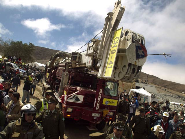 Los familiares de los mineros atrapados se preparan para celebrar su rescate