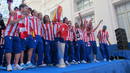 Todos los futbolistas posan sonrientes con la Copa de la Europa League