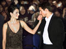 El actor norteamericano Tom Cruise besa en la mano a la actriz espa&ntilde;ola Pen&eacute;lope Cruz durante un estreno cinematogr&aacute;fico en Hollywood.
