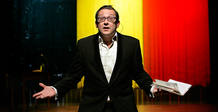 El prestigioso autor belga Tom Lanoye es un aut&eacute;ntico showman, muy conocido en su pa&iacute;s. En Espa&ntilde;a, ha publicado recientemente su obra La fortaleza europea, una aguda cr&iacute;tica del hecho de sentirse europeo