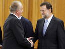 El rey Juan Carlos saluda al jefe del Ejecutivo, Mariano Rajoy (d), tras la toma de posesi&oacute;n de los trece ministros de su primer Gobierno, en un acto celebrado en el Palacio de la Zarzuela.