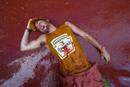 El tomate inunda las calles de Bu&ntilde;ol durante la Tomatina