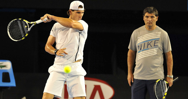 Toni Nadal sigue de cerca el entrenamiento de su sobrino y número 2 del mundo, Rafa Nadal. Toni Nadal sigue de cerca el entrenamiento de su sobrino y número 2 del mundo, Rafa Nadal.