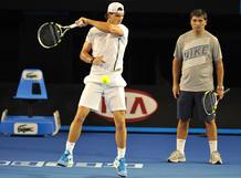 Toni Nadal sigue de cerca el entrenamiento de su sobrino Rafa Nadal en una imagen de archivo.