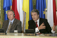 Ukraine's President Yushchenko and Czech Republic's Prime Minister Topolanek attend a news conference in Kiev
