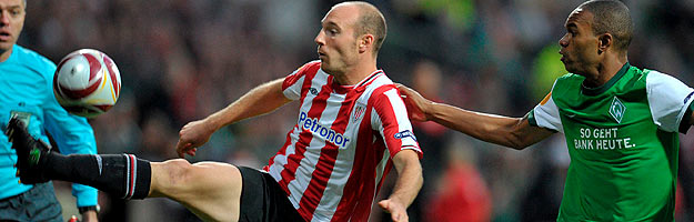 El defensa brasileño del Werder Bremen Ronaldo Aparecido Rodrigues, Naldo, lucha por el balón con el delantero del Athletic de Bilbao Gaizka Toquero. El defensa brasileño del Werder Bremen Ronaldo Aparecido Rodrigues, Naldo, lucha por el balón con el delantero del Athletic de Bilbao Gaizka Toquero.
