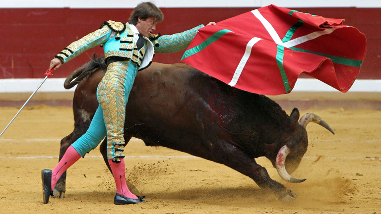 El matador sevillano Antonio Barrera sorprende al salir a torear con una ikurriña