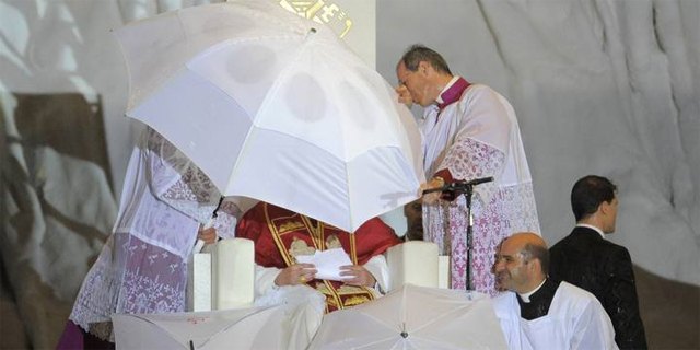 Una tormenta obliga a suspender el discurso del papa en la vigilia