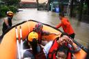Evacuaci&oacute;n de una familia en la ciudad de Legazpi, al sur de Manila