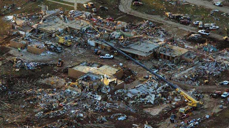 Las autoridades mantienen la cifra de 24 fallecidos en el tornado de Oklahoma