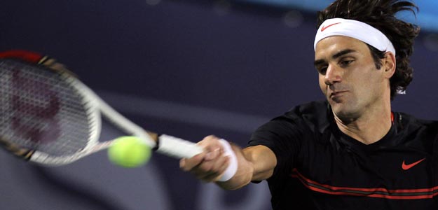 Roger Federer devuelve una pelota a Andy Murray
