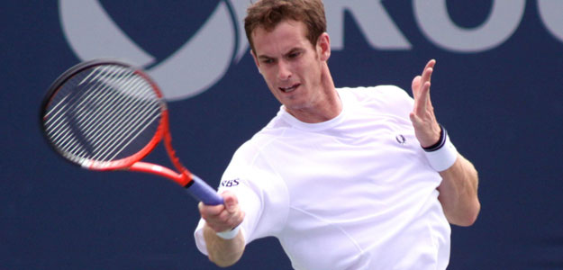 El jugador brit&aacute;nico Andy Murray devuelve una bola