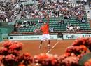 El tenista franc&eacute;s Jo-Wilfried Tsonga realiza un saque ante su compatriota Josselin Ouanna.