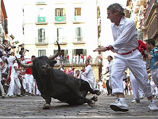 Ver v&iacute;deo  'Un toro acelerado resbala en la curva de Estafeta'