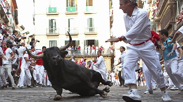 Un toro acelerado resbala en la curva de Estafeta