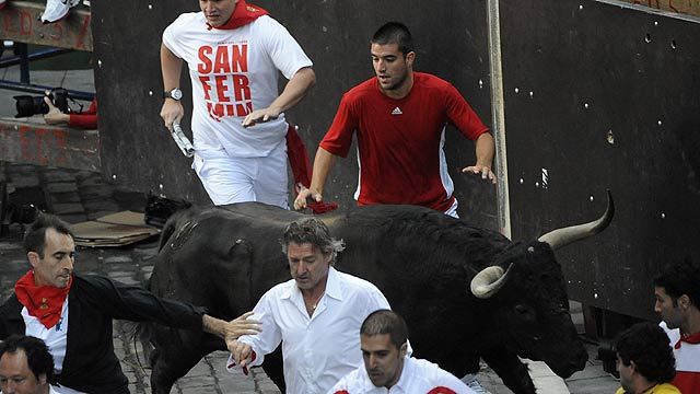 El toro arrolla a un corredor en la curva de Estafeta