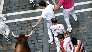 Ver v&iacute;deo  'El toro 'colorao' casi empitona a un mozo en Estafeta'