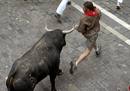 UN TORO RALENTIZA UNA CARRERA R&Aacute;PIDA Y SIN CORNEADOS EN EL ENCIERRO PAMPLON&Eacute;S