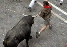 UN TORO RALENTIZA UNA CARRERA R&Aacute;PIDA Y SIN CORNEADOS EN EL ENCIERRO PAMPLON&Eacute;S
