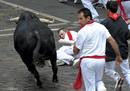 UN TORO REZAGADO CREA PELIGRO EN UN LARGO ENCIERRO CON DOS CORNEADOS