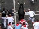 Los mozoz corren detr&aacute;s de un toro rezagado