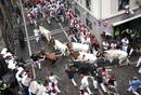 Los toros y los mozos en la curva de mercaderes