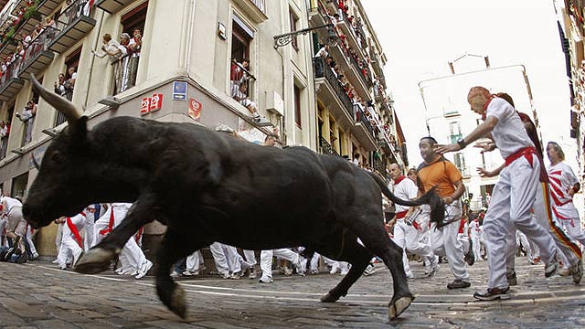 Un toro se adelanta veloz y arrolla a un mozo