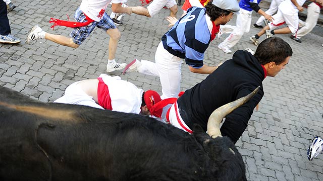 l toro tropieza con varios mozos en Estafeta