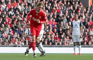 Torres marca dos goles, uno para enmarcar