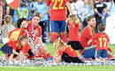 Torres y Ramos han jugado con los ni&ntilde;os sobre el cesped de Kiev