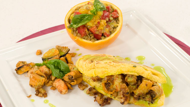 Saber Cocinar - Tortillas rellenas con mejillones y ensalada de legumbres y naranja