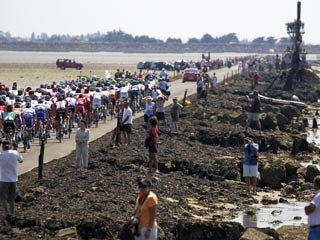 Ver v&iacute;deo  'El Tour arranca en el temido paso del Gois'