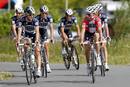Andy Schleck, uno de los favoritos, pedalea junto a su hermano Franck Schleck (derecha) en el primer d&iacute;a de entrenamiento del Saxo Bank en Rotterdam